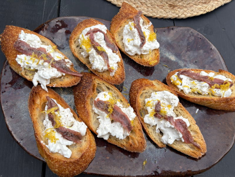 Smörstekt bruschetta med burrata, citron & sardeller