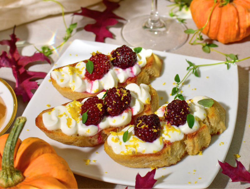 Vispad ricotta med citronzest och honungsmarinerade björnbär
