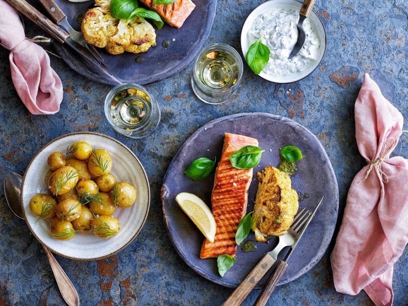 Grillad lax med citron- och vitlöksgrillad blomkål, basilikayoghurt och färskpotatis