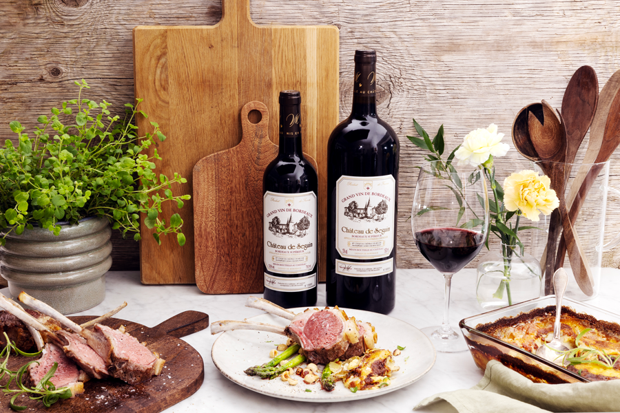 Lammracks-med-smörsauterad-sparris-och-hasselnötter-samt-prästostgratinerad-potatis--och-jordärtskocksgratäng_flaskor-