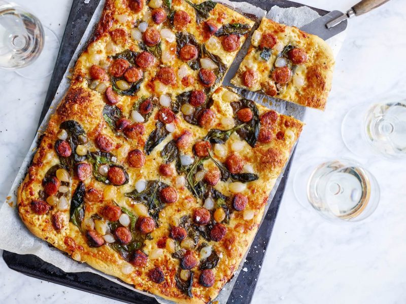 Pizza Viva bianca med gruyereost, spenat och chorizo 