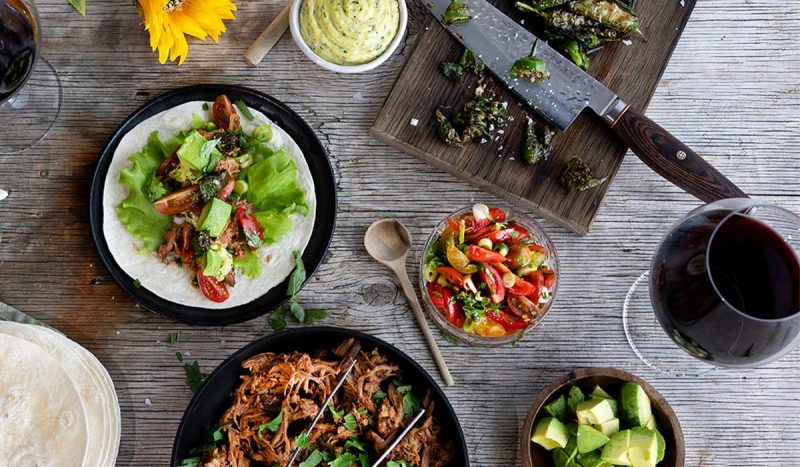 Pulled-pork-taco-med-tomatsalsa,-avokado,-korianderkräm-och-pimientos-de-padron