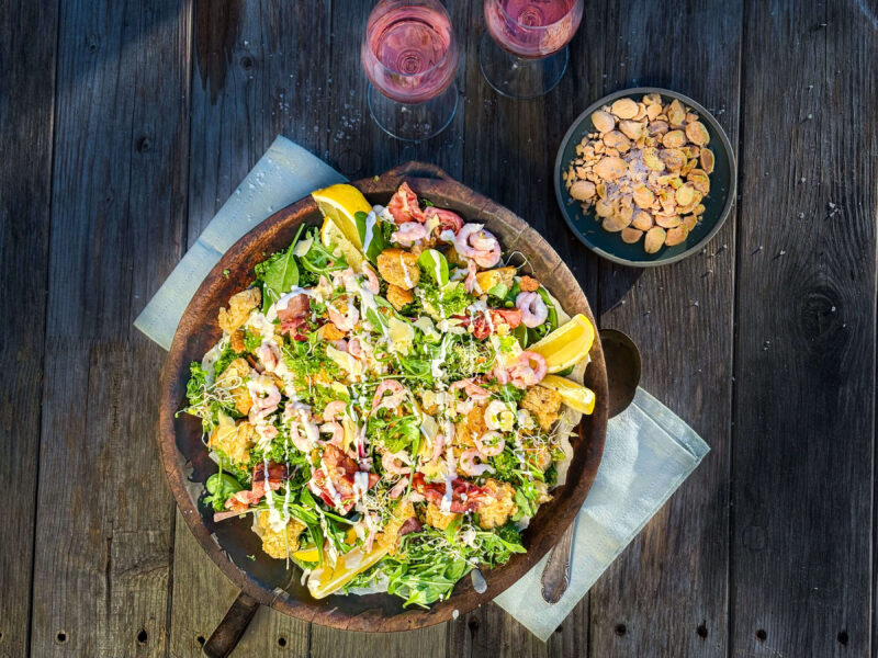 Caesarsallad med räkor, kål och rostade mandlar