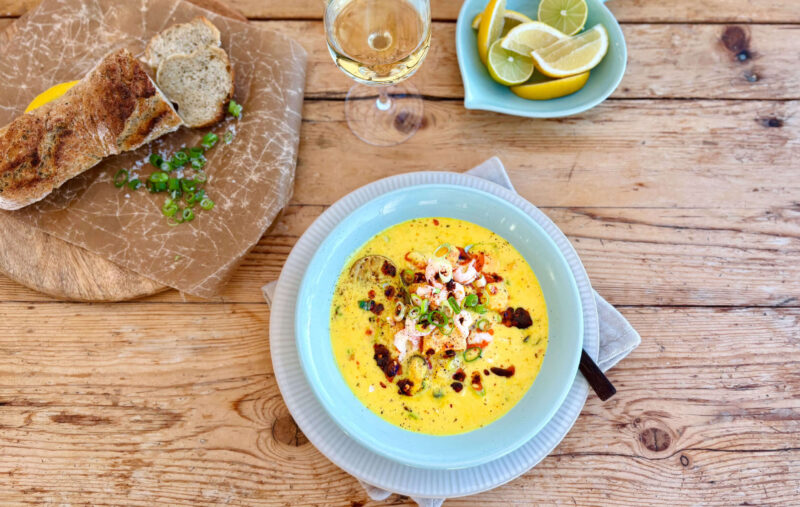 Krämig fisk och skaldjursgryta med saffran och citron vitt vin