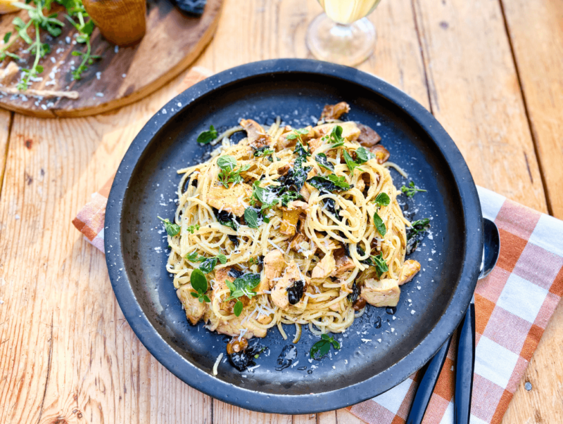 Krämig kycklingpasta med svamp och timjan