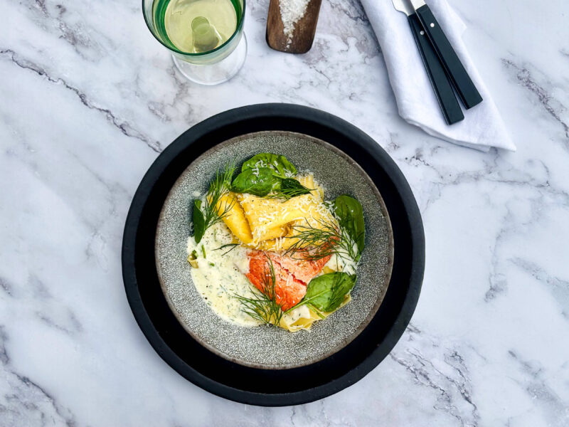 Öppen lasagne med lax och sandefjordsås vitt