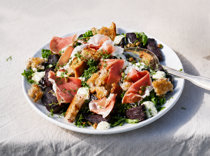 Prosciuttosallad med rödbetor och vitlöksbröd