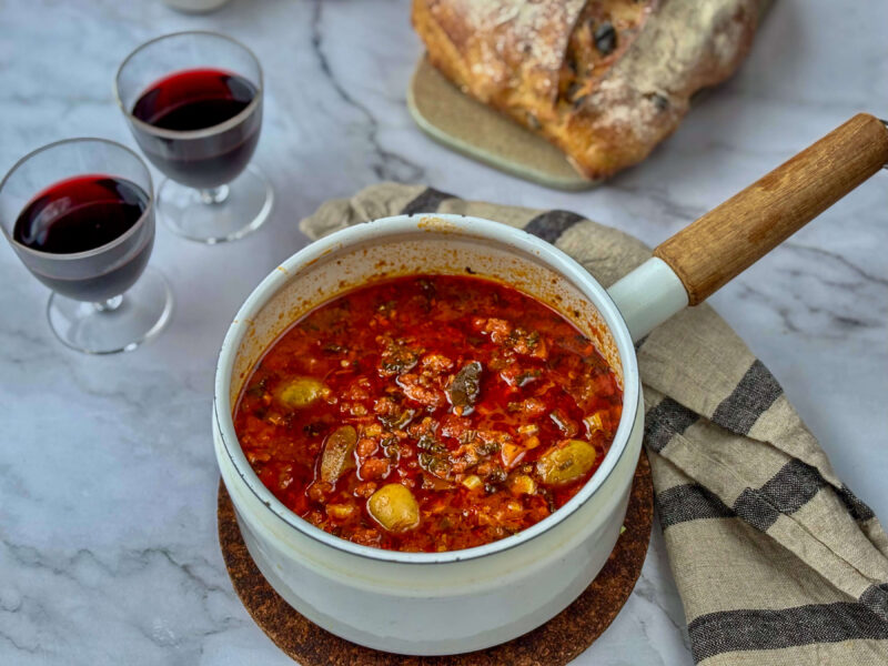 Syrlig italiensk salsicciagryta rött